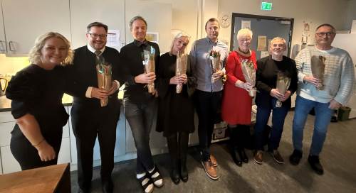 Havlimyra skole er 20 år i år og tidligere rektor og lærere som har jobbet ved skolen i 20 år fikk blomster